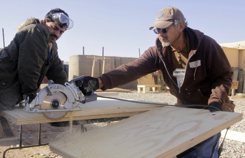 ebeniste-BELGENTIER-min_men_working_construction_sawing_wood_building_marines_workers_equipment-1064481