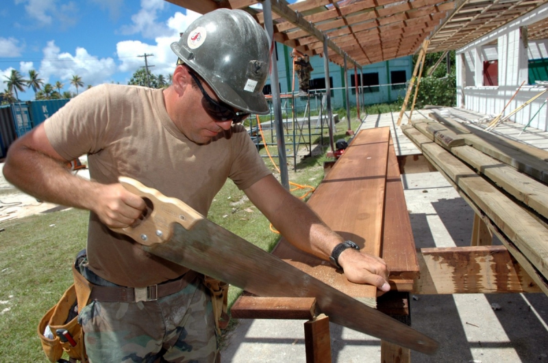 ebeniste-BELGENTIER-min_worker_construction_building_carpenter_male_job_build_helmet-893290